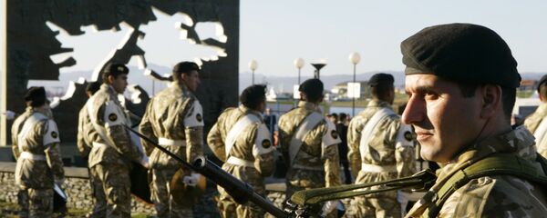 Soldados argentinos en el Monumento a los Soldados Caídos durante la Guerra de las Malvinas, Argentina, 2 de abril de 2007 - Sputnik Mundo