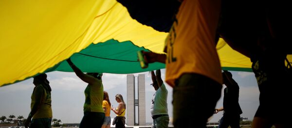 Partidarios del candidato Jair Bolsonaro con la bandera de Brasil - Sputnik Mundo