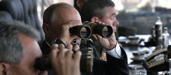 El presidente de Rusia, Vladímir Putin, junto al ministro de Defensa ruso, Serguéi Shoigú, en unas maniobras militares (archivo) - Sputnik Mundo