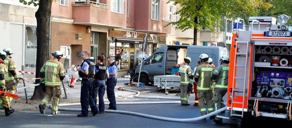 La policía y los bomberos caminan hacia el área donde un automóvil embistió a peatones en el barrio de Charlottenburg en Berlín - Sputnik Mundo