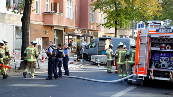 La policía y los bomberos caminan hacia el área donde un automóvil embistió a peatones en el barrio de Charlottenburg en Berlín La policía y los bomberos caminan hacia el área donde un automóvil embistió a peatones en el barrio de Charlottenburg en Berlín - Sputnik Mundo