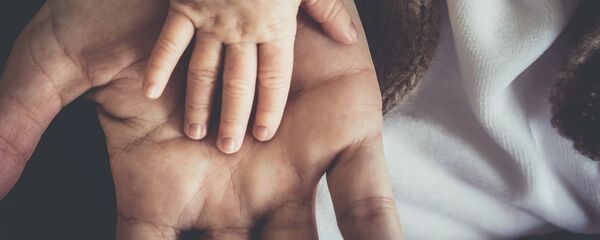 Padre y su bebé (imagen referencial) - Sputnik Mundo