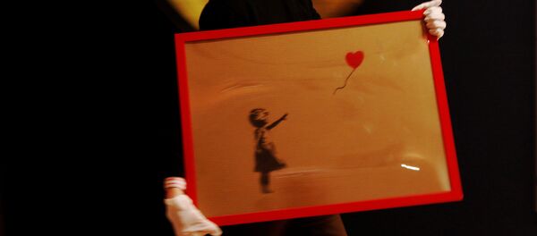 'Niña con balón', la obra de Banksy - Sputnik Mundo