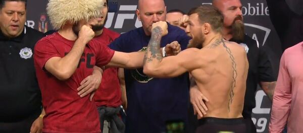 McGregor intenta golpear a su rival ruso durante la ceremonia de pesaje - Sputnik Mundo