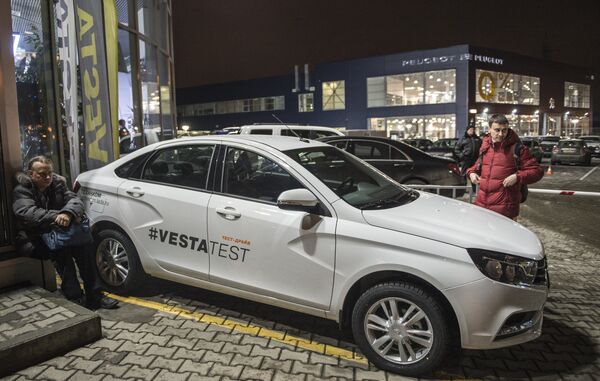 Lada Vesta en uno de los salones de venta de Moscú - Sputnik Mundo