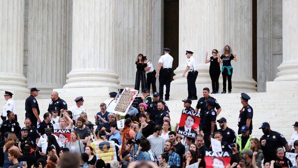 Protesta contra el nombramiento de Kavanaugh en Washington - Sputnik Mundo