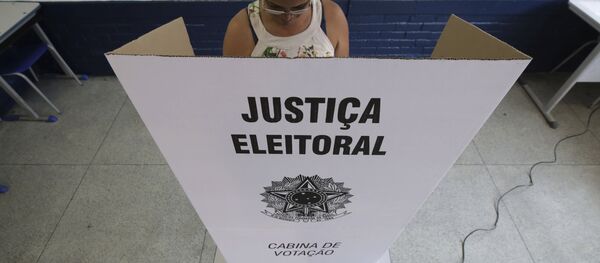 Una mujer vota en las elecciones presidenciales en Brasil - Sputnik Mundo