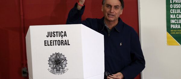 Jair Bolsonaro, candidato a la Presidencia de Brasil, ejerce su derecho al voto - Sputnik Mundo