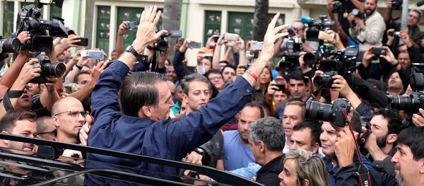 Jair Bolsonaro, candidato a la Presidencia de Brasil, posa para los periodistas, tras votar en Río de Janeiro - Sputnik Mundo