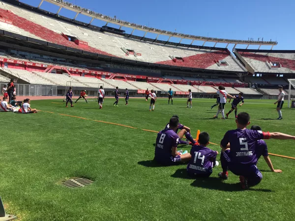 Los niños tailandeses juegan un amistoso en el Estadio Monumental del club River Plate Los niños tailandeses juegan un amistoso en el Estadio Monumental del club River Plate - Sputnik Mundo