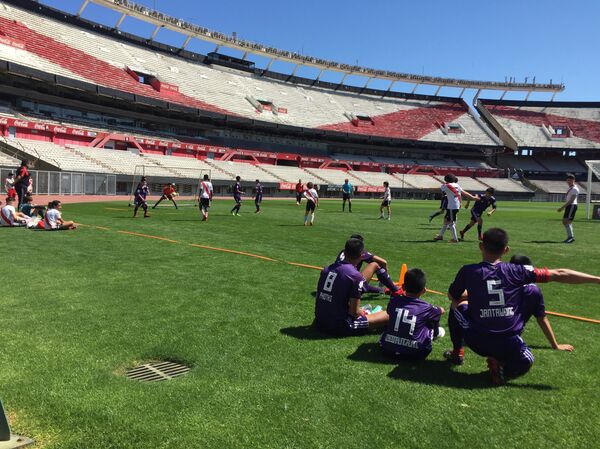 Los niños tailandeses juegan un amistoso en el Estadio Monumental del club River Plate - Sputnik Mundo