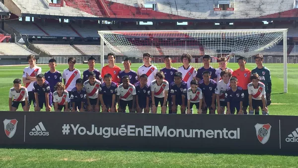 Los niños tailandeses y los jóvenes de la escuela de fútbol Ángel Labruna - Sputnik Mundo