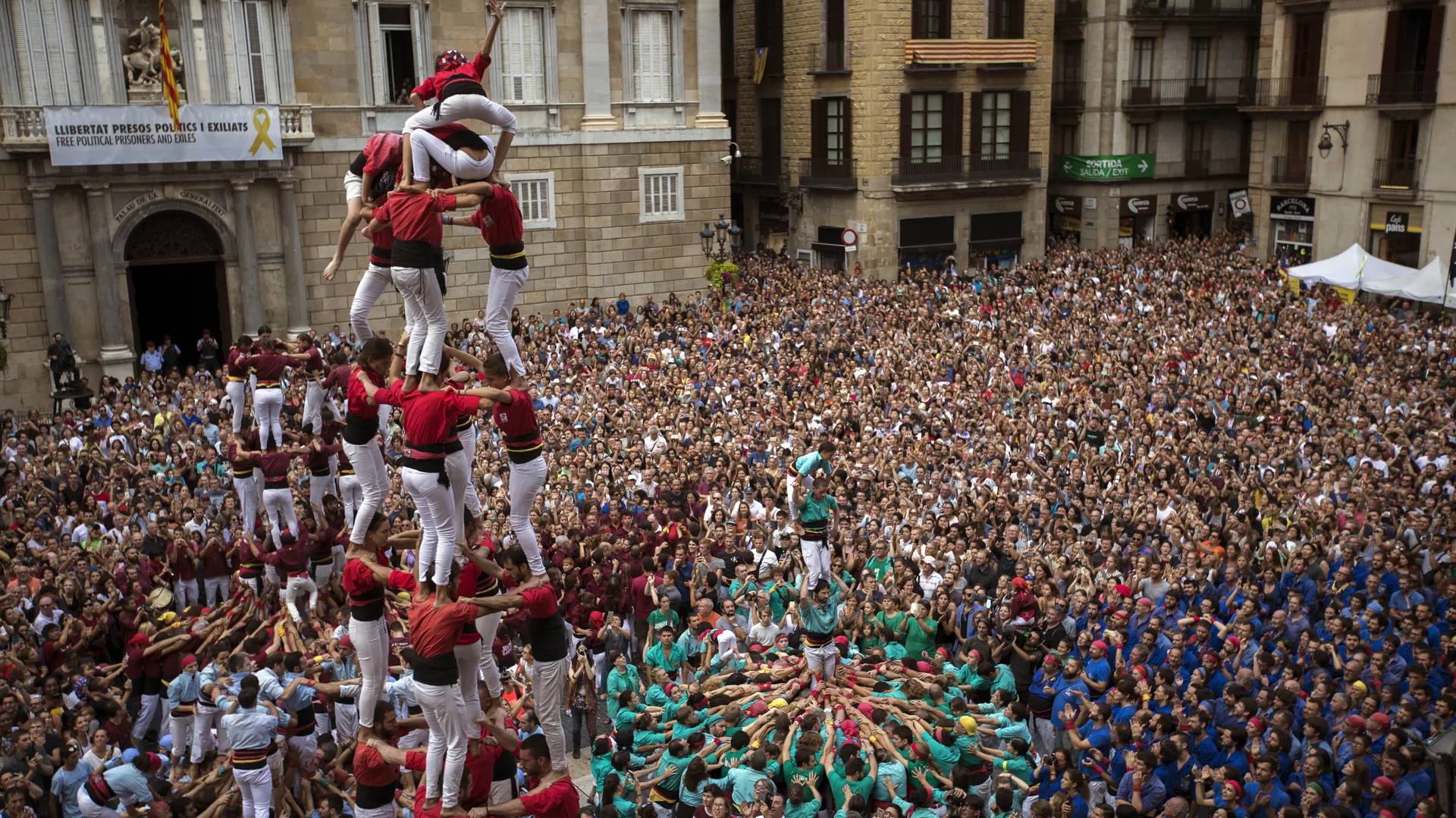 Participants make human towers or Castellers during the Saint Merce celebrations in San Jaime square in Barcelona, Spain, Monday, Sept. 24, 2018 Participants make human towers or Castellers during the Saint Merce celebrations in San Jaime square in Barcelona, Spain, Monday, Sept. 24, 2018 - Sputnik Mundo, 1920, 30.09.2021