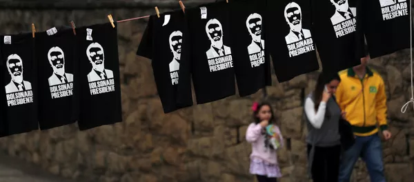 Las camisetas con imágenes de Jair Bolsonaro en Brasil Las camisetas con imágenes de Jair Bolsonaro en Brasil - Sputnik Mundo