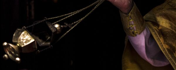 Incienso expandido por el Archimandrita Nektariy Hajji-Petropoulos de la Iglesia Ortodoxa Rusa en la Ciudad de México durante uno de los oficios religiosos Incienso expandido por el Archimandrita Nektariy Hajji-Petropoulos de la Iglesia Ortodoxa Rusa en la Ciudad de México durante uno de los oficios religiosos - Sputnik Mundo