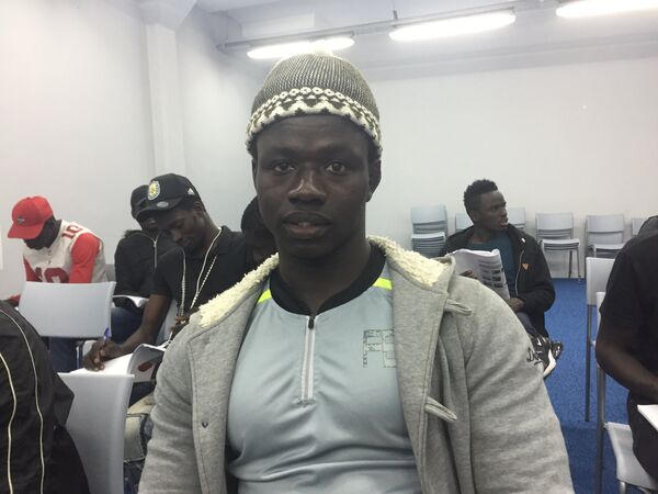 Ibra Diuf, 28, inmigrante senegalés en Argentina, se dedica a la venta de accesorios y relojes Ibra Diuf, 28, inmigrante senegalés en Argentina, se dedica a la venta de accesorios y relojes - Sputnik Mundo