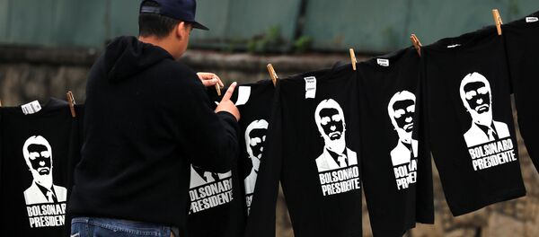 Un hombre vende camisetas de Jair Bolsonaro en Brasil - Sputnik Mundo