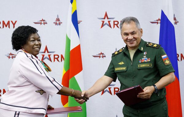 El ministro ruso de Defensa, Serguéi Shoigú, y su par centroafricana, Marie Noelle Koyara, tras firmar un convenio de cooperación militar El ministro ruso de Defensa, Serguéi Shoigú, y su par centroafricana, Marie Noelle Koyara, tras firmar un convenio de cooperación militar - Sputnik Mundo