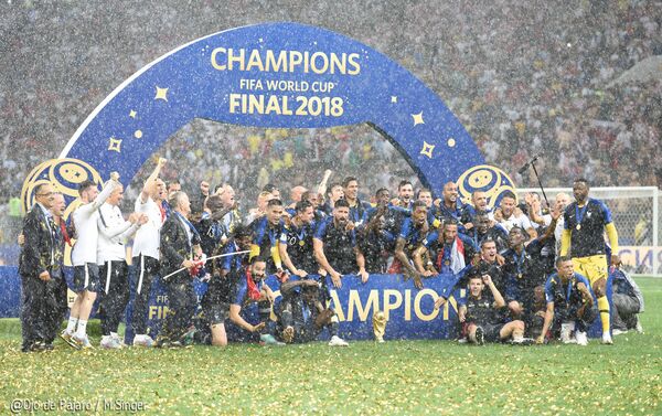 Selección de Francia celebrando el título de campeón - Sputnik Mundo