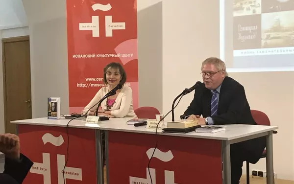 Olga Yegórova y Dmitri Kuznetsov presentando los libros Olga Yegórova y Dmitri Kuznetsov presentando los libros - Sputnik Mundo