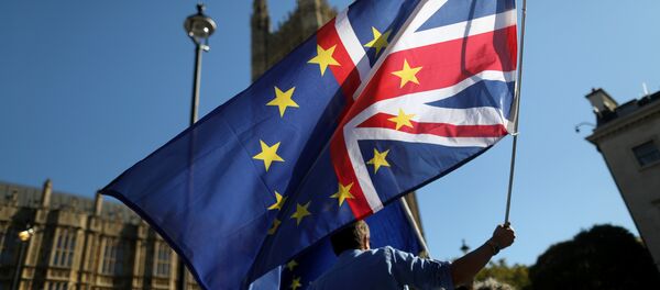 Una bandera de la Unión Europea y el Reino Unido - Sputnik Mundo