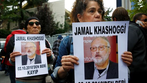 Personas con retratos del periodista saudí Jamal Khashoggi protestan cerca del consulado saudí en Estambul Personas con retratos del periodista saudí Jamal Khashoggi protestan cerca del consulado saudí en Estambul - Sputnik Mundo