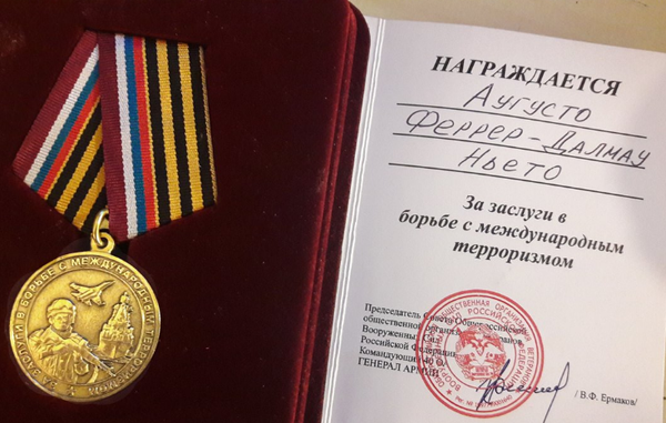 La medalla del Ejército ruso como reconocimiento a la lucha contra el terrorismo internacional. El cuadro de Ferrer-Dalmau será un alegato contra este y a favor de la paz - Sputnik Mundo