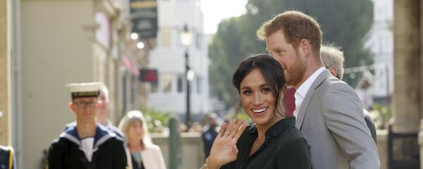 Meghan Markle y el príncipe Harry visitan Sussex - Sputnik Mundo