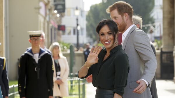 Meghan Markle y el príncipe Harry visitan Sussex - Sputnik Mundo