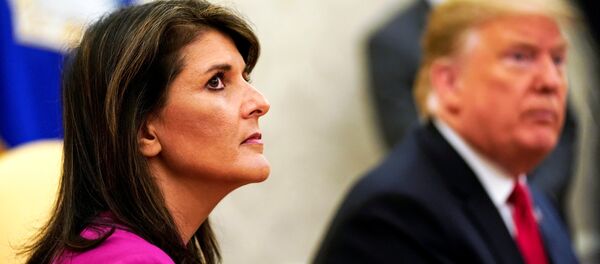 El presidente de EEUU, Donald Trump, y la exembajadora de EEUU ante la ONU, Nikki Haley - Sputnik Mundo