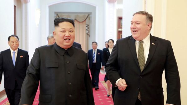 Mike Pompeo, secretario de Estado de EEUU, y Kim Jong-un, líder norcoreano - Sputnik Mundo