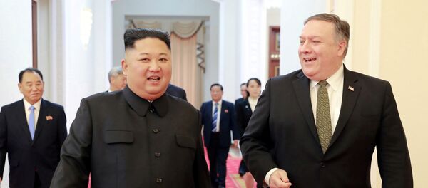 Mike Pompeo, secretario de Estado de EEUU, y Kim Jong-un, líder norcoreano - Sputnik Mundo