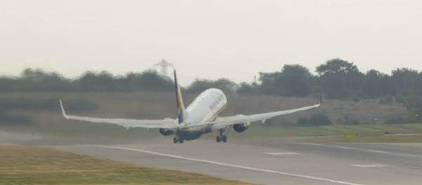 Un avión lucha contra ráfagas de viento en un despegue extremo - Sputnik Mundo