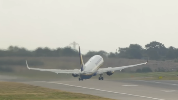 Un avión lucha contra ráfagas de viento en un despegue extremo - Sputnik Mundo