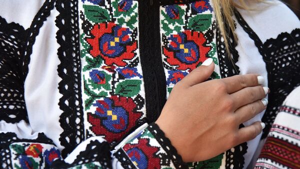 El traje uctraniano con la decoración tradicional (imagen referencial) - Sputnik Mundo