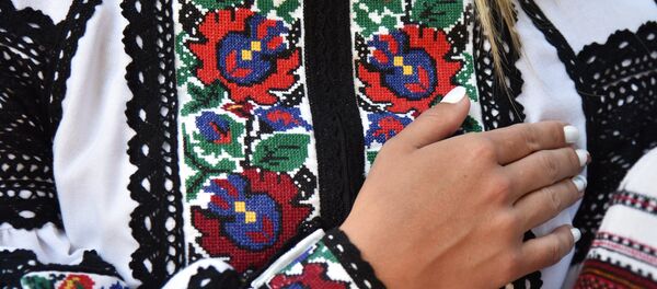 El traje uctraniano con la decoración tradicional (imagen referencial) - Sputnik Mundo