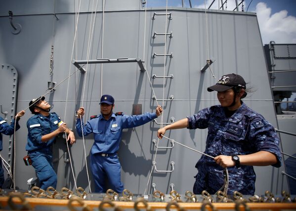 La tripulación femenina del portahelicópteros japonés Kaga - Sputnik Mundo