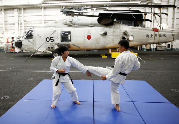 La tripulación femenina del portahelicópteros japonés Kaga - Sputnik Mundo