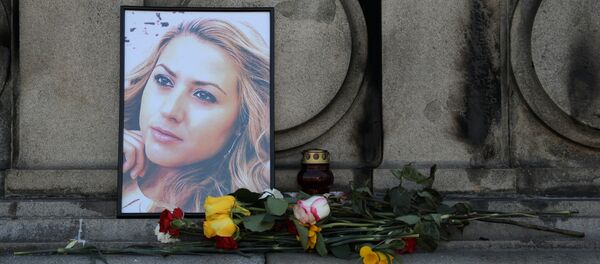Flores y velas se colocan en memoria de la periodista búlgara, Viktoria Marinova - Sputnik Mundo