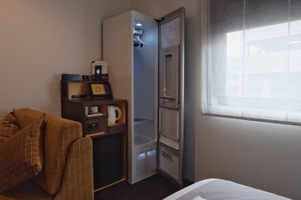 Este armario te lava y te plancha la ropa. Y encima huele bien. Este armario te lava y te plancha la ropa. Y encima huele bien. - Sputnik Mundo