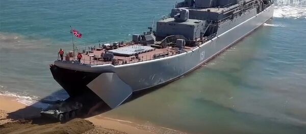Los marines de la Flota del mar Negro 'toman' una zona costera en Crimea - Sputnik Mundo