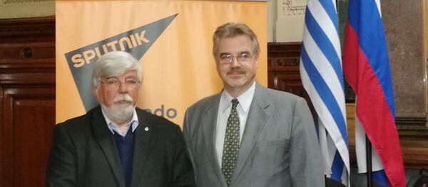 Eduardo Bonomi, ministro del Interior de Uruguay, junto al embajador de Rusia en ese país, Nikolay Sofinskiy - Sputnik Mundo