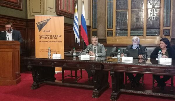 El embajador de Rusia en Uruguay, Nikolay Sofinskiy, Eduardo Bonomi, ministro del Interior, la politóloga Daiana Ferraro, durante el encuentro - Sputnik Mundo