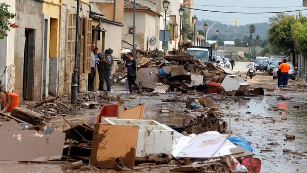 Los escombros se ven en la calle tras las fuertes lluvias y las crecidas repentinas en una isla de España Los escombros se ven en la calle tras las fuertes lluvias y las crecidas repentinas en una isla de España - Sputnik Mundo
