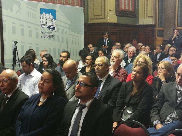 Público que asistió al evento auspiciado por el Centro Artiguista por los Derechos Económicos, Sociales y Culturales (CADESIC) y la agencia Sputnik, el 9 de octubre de 2018, Montevideo, Uruguay - Sputnik Mundo