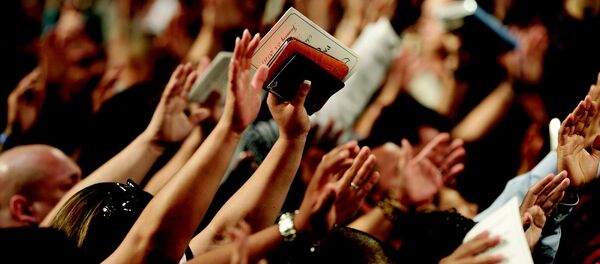 Personas en una iglesia (archivo) - Sputnik Mundo