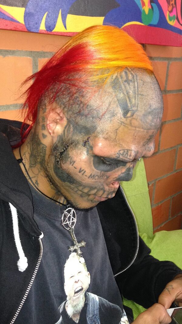 Kalaca es un reconocido tatuador de su ciudad natal de Cartago, en el departamento de Valle del Cauca - Sputnik Mundo