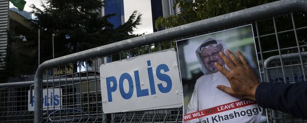 Retrato del periodista opositor saudí Jamal Khashoggi cerca del consulado saudí en Estambul - Sputnik Mundo