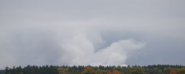 Un nube de humo tras una serie de explosiones en un arsenal de la provincia ucraniana de Chernígov - Sputnik Mundo