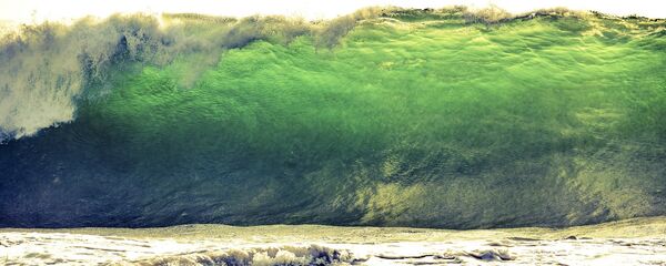 Una gran ola de agua, imagen referencial - Sputnik Mundo